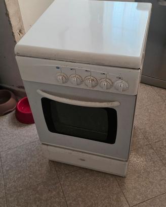 Cucina a gas con forno, 4 fuochi, funzionante
