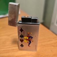 Accendino JOKER con LED – stile carte da gioco
