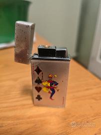 Accendino JOKER con LED – stile carte da gioco
