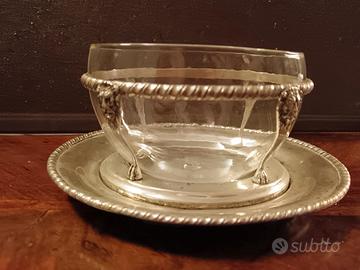 Una coppa salsiera in argento antico e vetro soffi