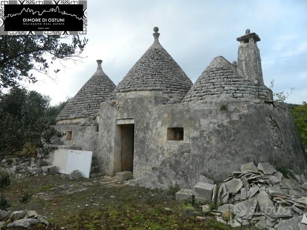 GRUPPO DI TRULLI con 4 CONI in VALLE D'ITRIA