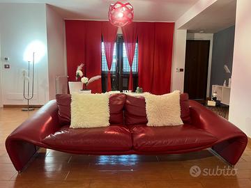 Divano in vera pelle rossa – Château d’Ax