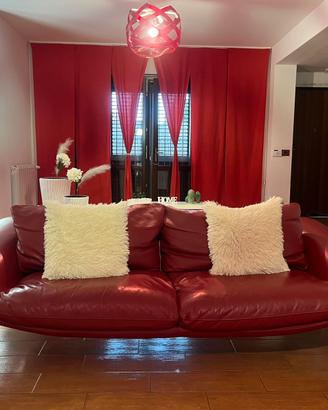 Divano in vera pelle rossa – Château d’Ax