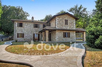 Villa di 340 m² con 4 locali e box auto a Folignan