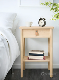 Coppia di comodini in legno