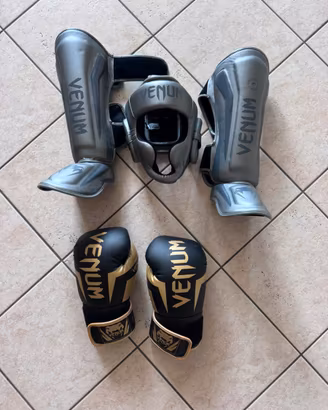 Venum Challenger Guantoni 14 oz ParatibieCaschetto