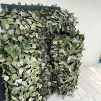 Siepe finta coprente con telo  e foglie di lauro