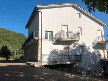 Casa di campagna con lago e capanno