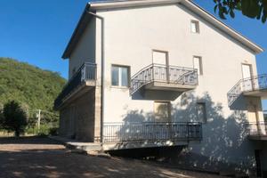 Casa di campagna con lago e capanno