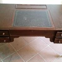 Scrivania in mogano con cassetto a ribalta