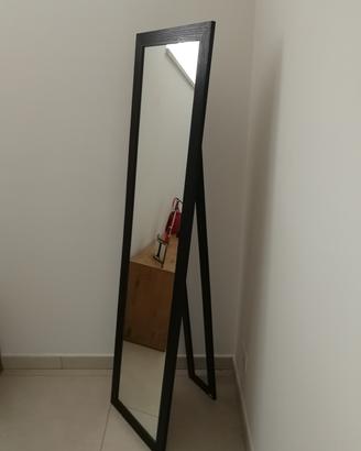 specchio alto cornice nera legno