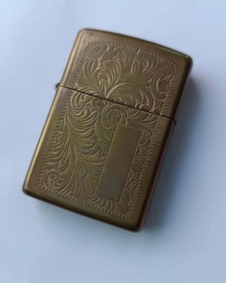 Zippo originale in ottone inciso
