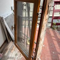 Finestra con inferriata e gelosia