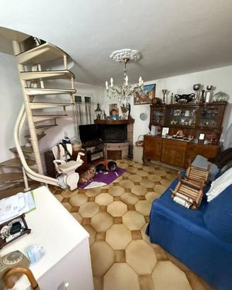 Casa indipendente di 138 m² con più di 5 locali a 