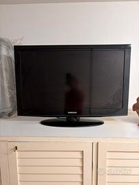 Televisore Samsung 32” e telecomando