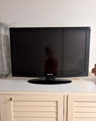 Televisore Samsung 32” e telecomando
