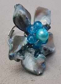 Anello regolabile a fiore con petali in madreperla