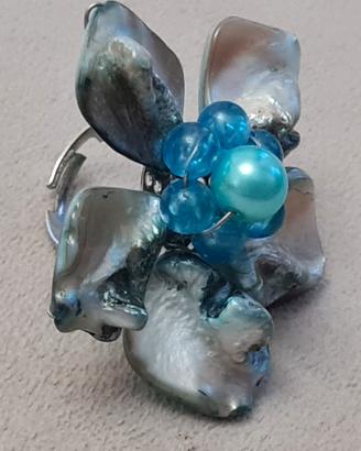 Anello regolabile a fiore con petali in madreperla