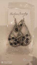 orecchini pendenti con perline nere