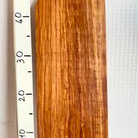 Tagliere fatto a mano in pregiato legno di ulivo