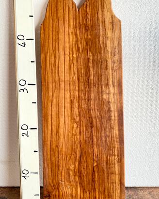 Tagliere fatto a mano in pregiato legno di ulivo