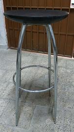Sgabelli in metallo con seduta in plastica