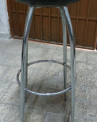 Sgabelli in metallo con seduta in plastica