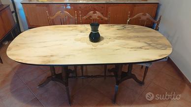 Tavolo ovale in marmo, con sedie