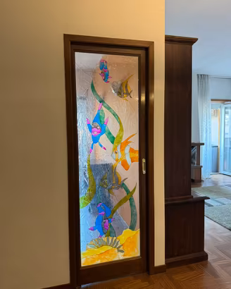 Porta scorrevole in noce con vetrata artstica