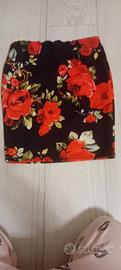 gonna elasticizzata nera con rose rosse 
