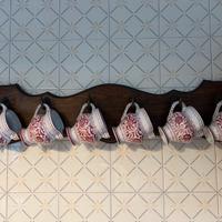 Espositore con brocche