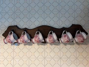 Espositore con brocche