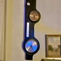 Orologio in legno con stazione meteo