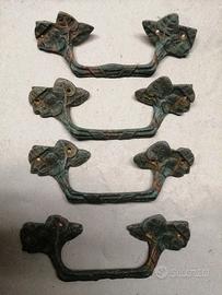 Lotto 4 maniglie antiche in bronzo