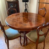 Tavolo e sedie in legno stile classico