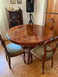 Tavolo e sedie in legno stile classico