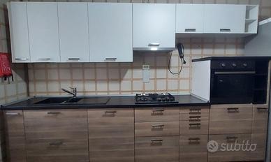 CUCINA IKEA DA 3,5 M ELEGANTE, CURATA E ROBUSTA