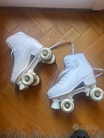 Pattini a rotelle bianchi