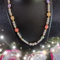 Collana con perle bianche e multicolore 
