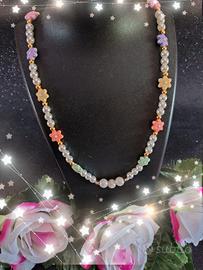 Collana con perle bianche e multicolore 