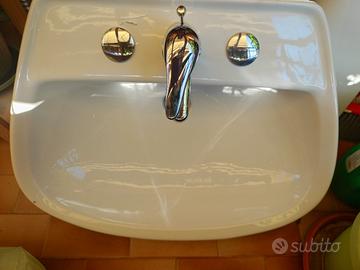 Lavandino con miscelatore