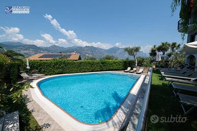 Casa indipendente di 600 m² con più di 5 locali a 