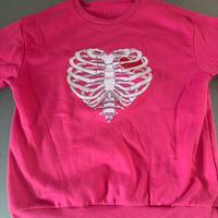 felpa fucsia con grafica scheletro