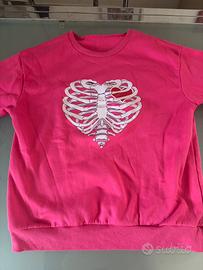 felpa fucsia con grafica scheletro