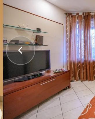 Parete attrezzata porta TV in ciliegio e bianco