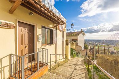 CASA SEMINDIPENDENTE A ARICCIA