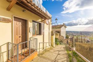 CASA SEMINDIPENDENTE A ARICCIA