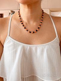 Collana corta con cuori neri e pietre rosa corallo