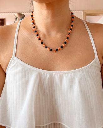 Collana corta con cuori neri e pietre rosa corallo