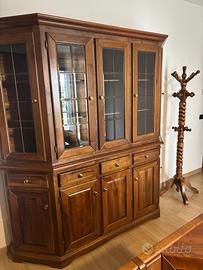 Tavolo in legno con panca tre sedie e credenza